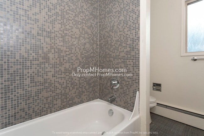 Building Photo - Updated One Bedroom Condo Within Walking D...
