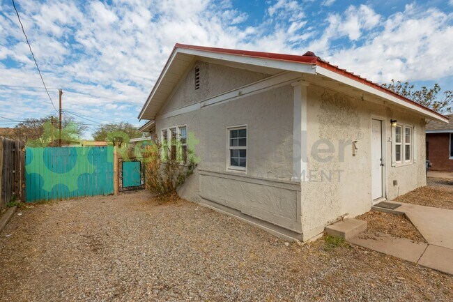 Building Photo - PERFECT HOME FOR STUDENTS OR PROFESSORS IN THE UNM AREA!!
