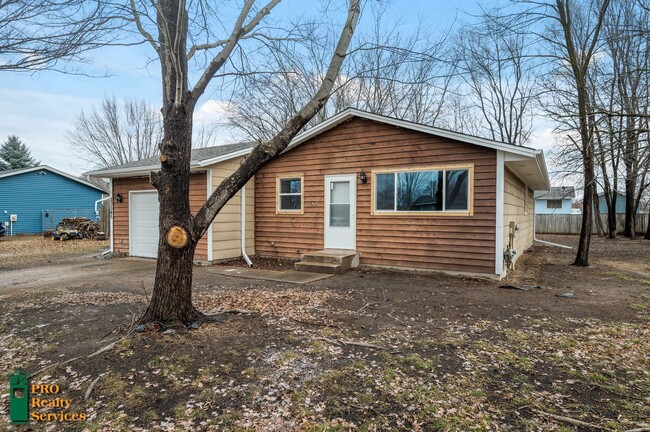 Building Photo - 3 Bedroom House **Half Off May Rent with a...