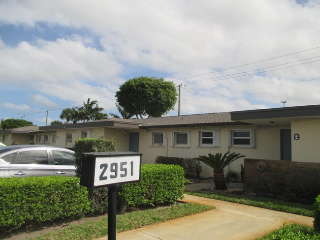 Building Photo - 2951 Ashley Dr W