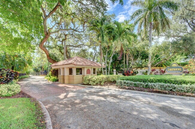 Building Photo - 8200 Lakeshore Dr