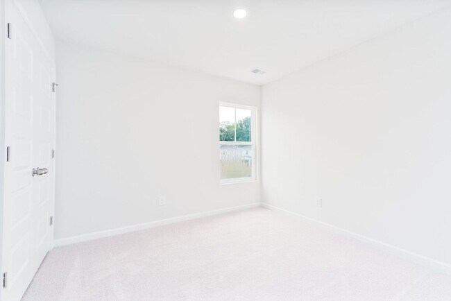 Building Photo - Bright & Spacious Living in Charleston’s Grand Bees!