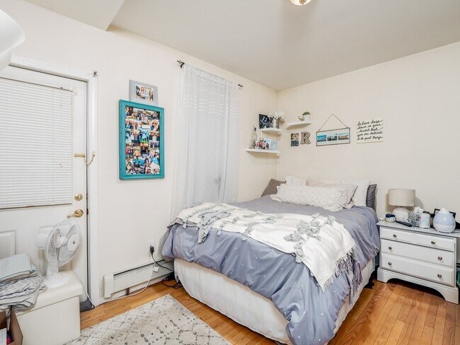 Building Photo - 546 E 8th St