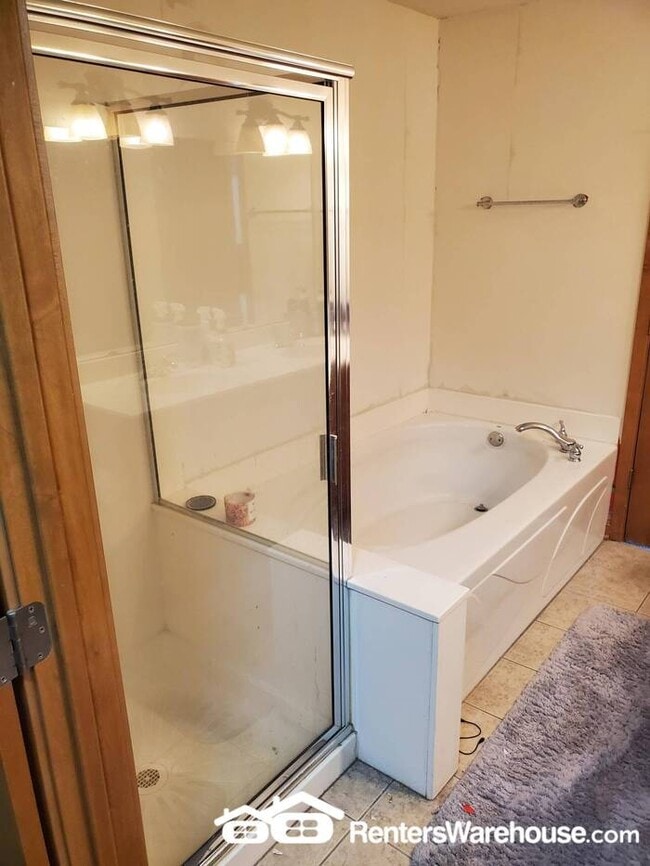 Building Photo - 2 Bedroom, 4 Bath Townhouse in a Great Riv...