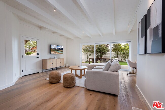 Building Photo - 527 S Bentley Ave