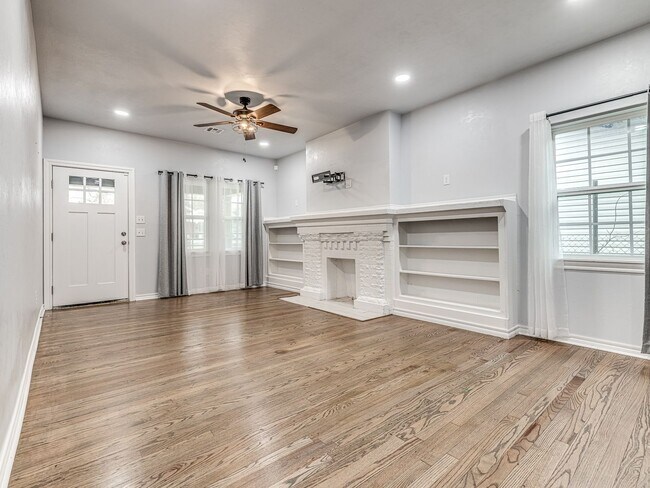 Building Photo - Charming home in Central Park Neighborhood...