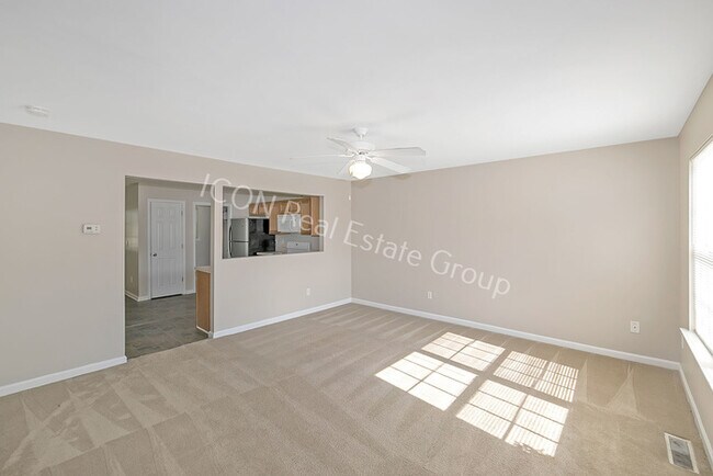 Building Photo - 3/2.5 End unit townhome