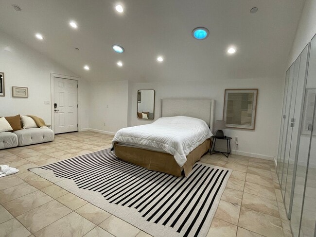 Primary Photo - PRIVATE , FURNISHED Beverly Hills Studio Back House ! All utilities included