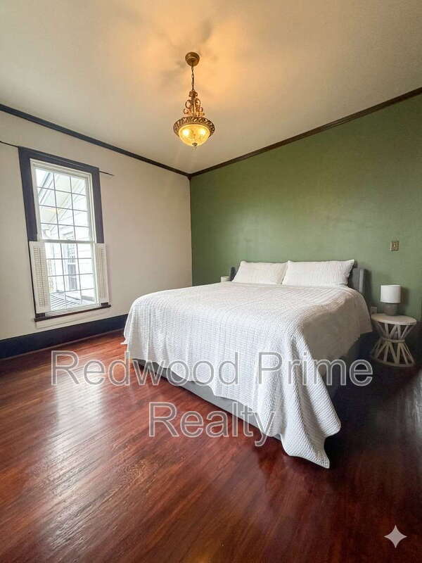 Building Photo - 401 S Center St