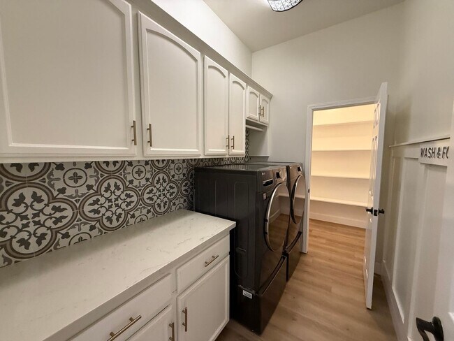 Building Photo - Stunning Silver Oak Ranch Home!