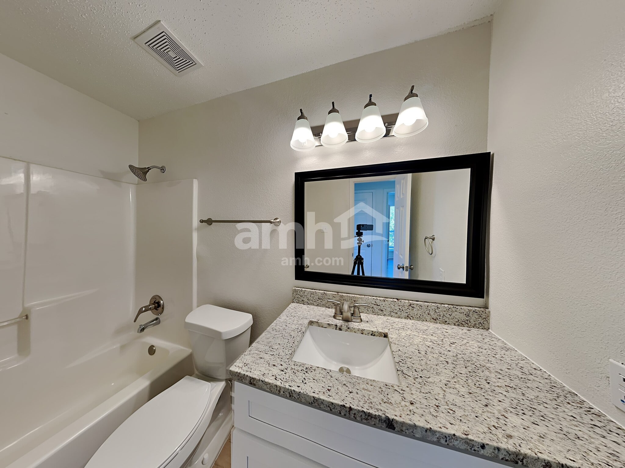 Building Photo - 225 Maple Ct