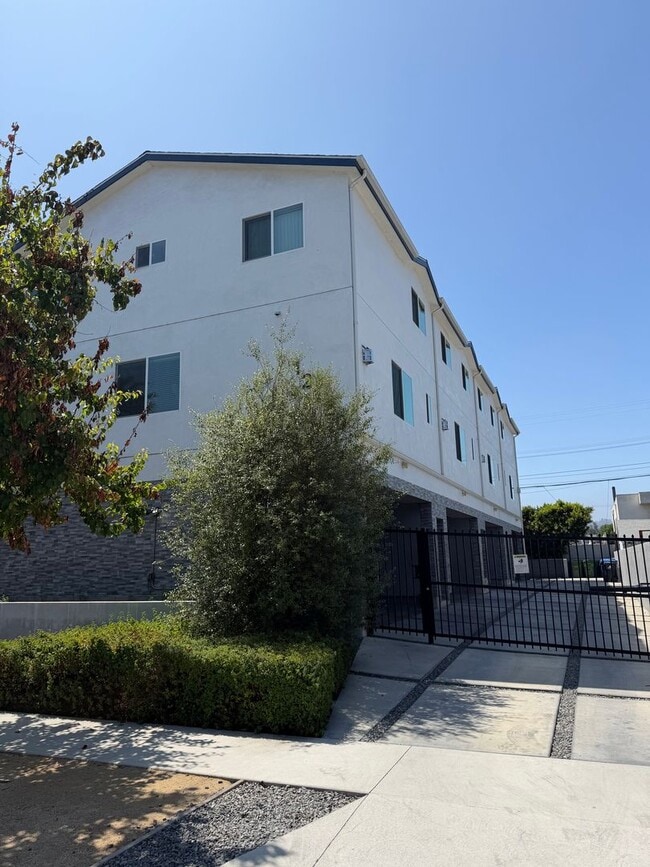 Building Photo - 12120 La Maida St