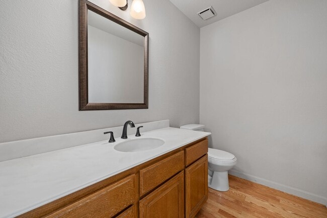 Building Photo - Well Maintained 3 Bedroom Condo in Gated R...