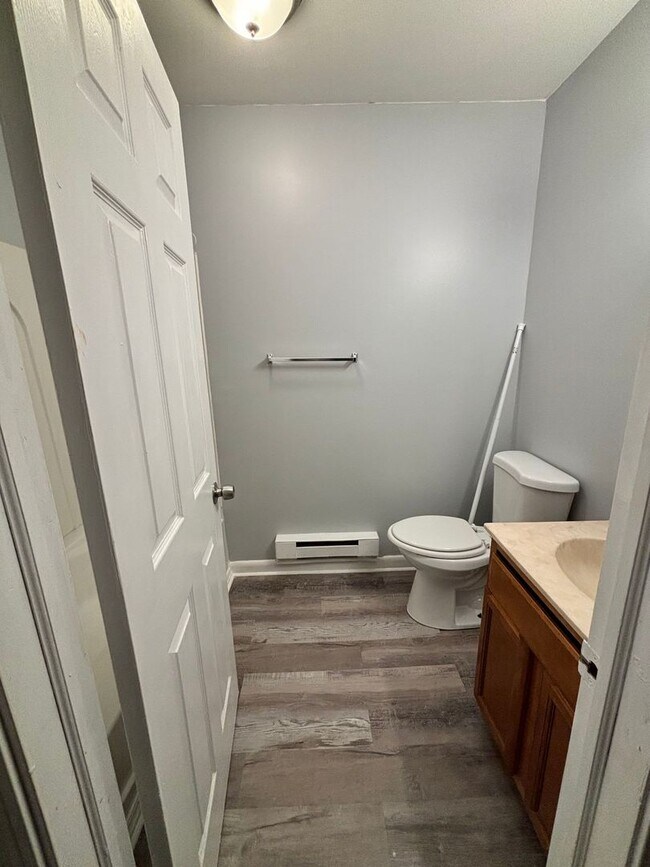 Building Photo - 3 Bedroom Fully Renovated Duplex!!