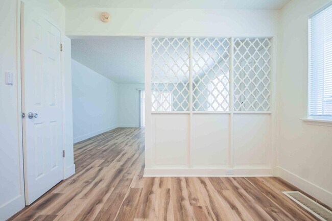 Building Photo - 5085 N Roosevelt Ave