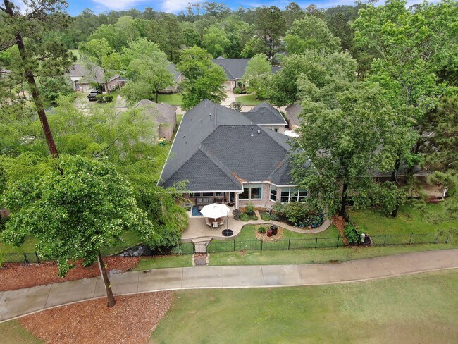 Building Photo - 204 W Pines Dr