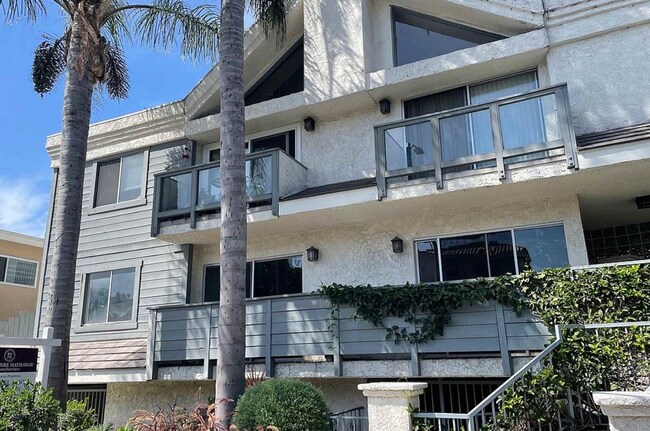 Building Photo - 1741 Granville Ave