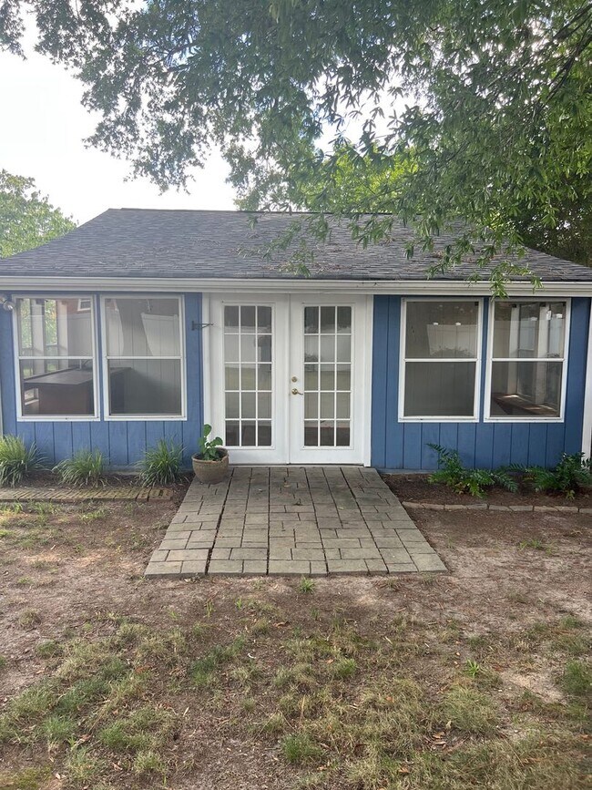 Building Photo - BEAUTIFUL RANCH HOME WITH NEW KITCHEN AND ...
