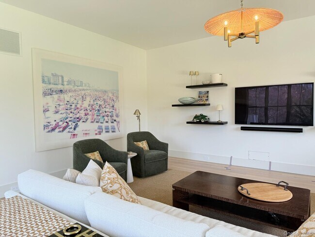 Building Photo - 323 Division St