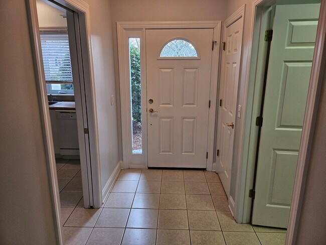 Building Photo - Southport - 3bedroom, 2 bath Townhouse