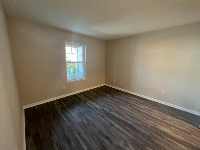 Building Photo - 5677 Landfall Dr