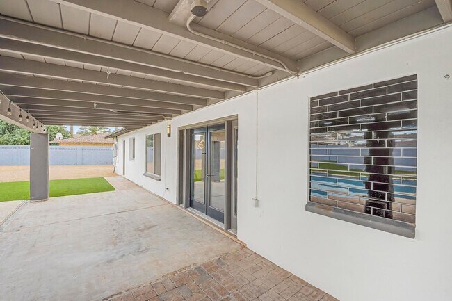 Building Photo - Tempe 5 bedroom 3 bath with pool and HUGE yard