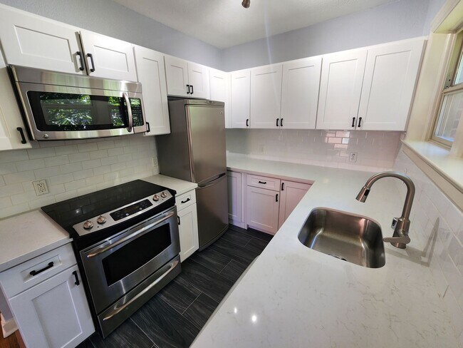 Building Photo - Queen's Court | A/C + Den | Renovated Kitc...