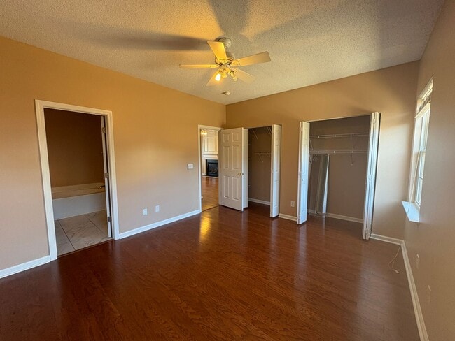 Building Photo - 3/2.5 Townhome Available Now!