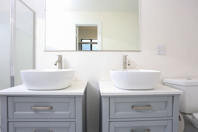 Building Photo - Remodeled 3bed 2 bath Single Family home