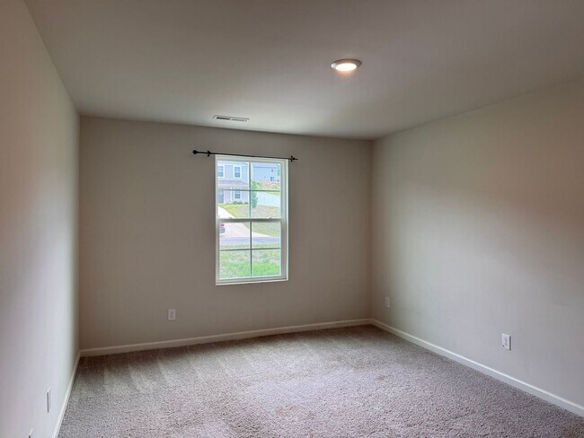 Building Photo - 2 STORY 3 BED, 2.5 BATH HOME LOCATED IN DENTON!!