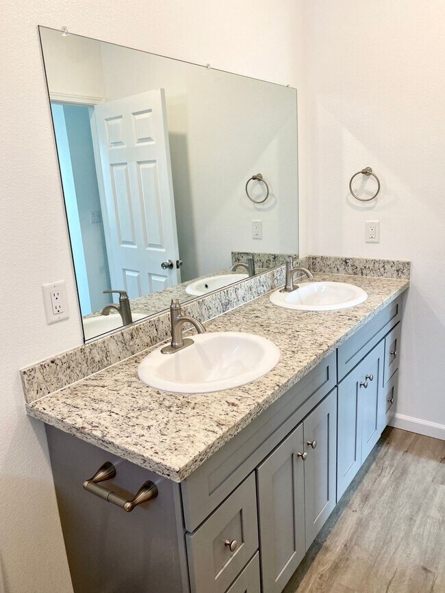 Building Photo - 1326 S Santa Fe St