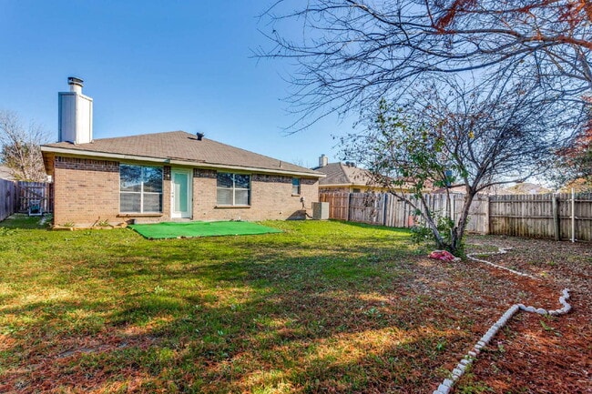 Building Photo - Adorable 3-Bed with Open Floor Plan & Dream Backyard