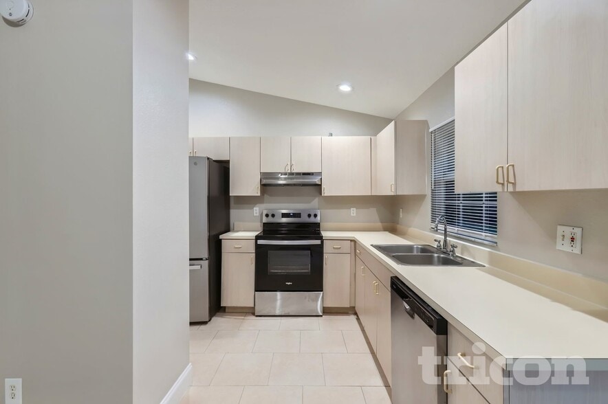 Building Photo - 2527 Orange Ave