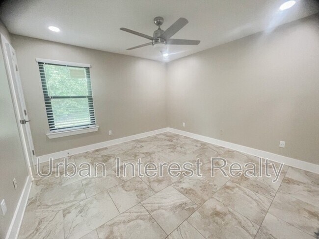 Building Photo - 802 E Pine Forest Dr