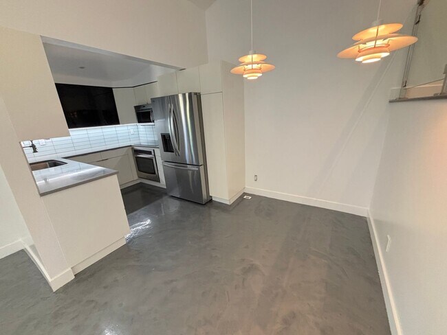 Building Photo - Clean 2 bedroom condo located near downtown Fullerton