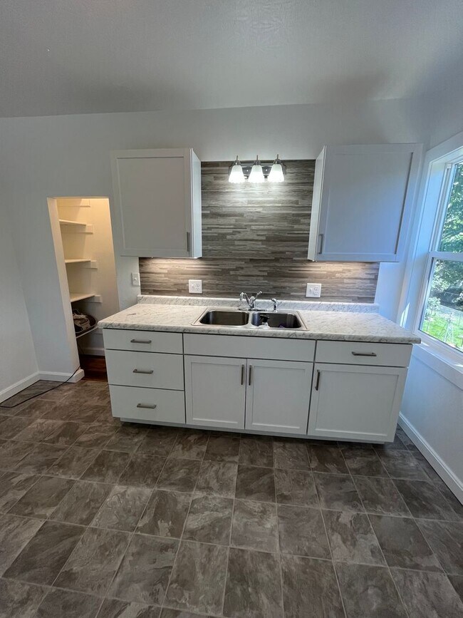 Building Photo - Recently Updated 2 Bed/1 Bath Upper Level Duplex Near Downtown!