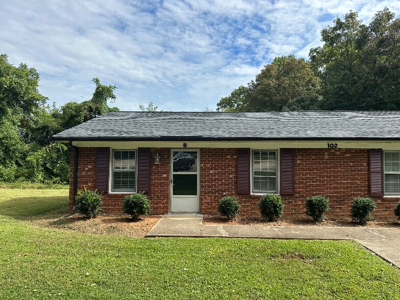 Building Photo - 102 Robbins Ave