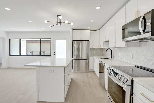 Building Photo - 840 SE 22nd Ave