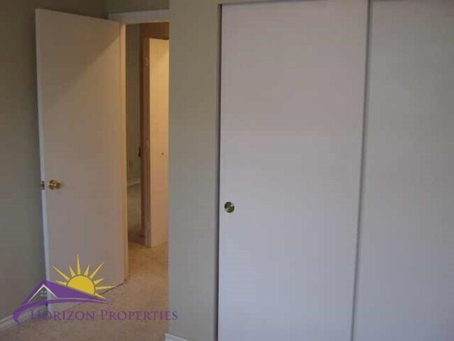 Building Photo - Open 2 Bed 2 Bath Natomas Duplex Unit