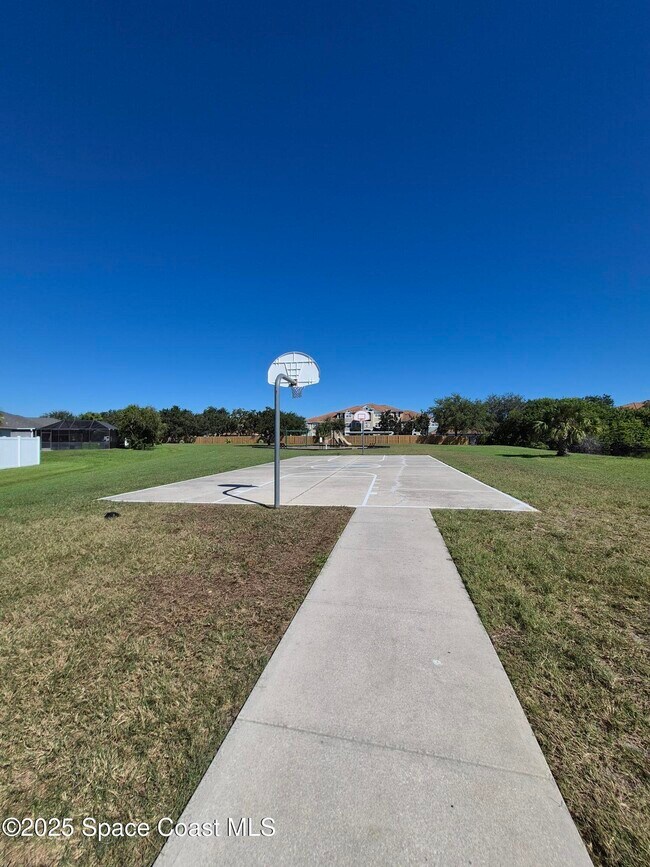 Building Photo - 2365 Bayhill Dr