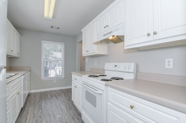 Building Photo - Updated 2 Bed 2 Bath Townhouse