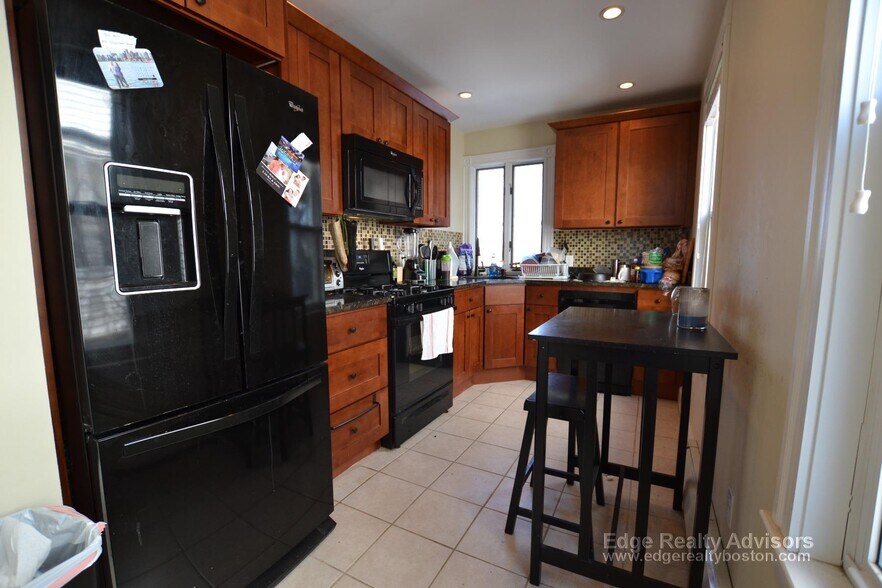 Building Photo - 81 Surrey St