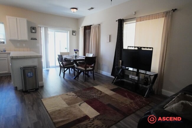 Building Photo - Fully Furnished Home In East Bakersfield!