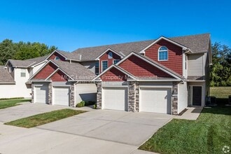 Building Photo - 3 Bedroom Luxury Townhome in Lee's Summit