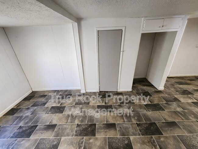 Building Photo - 228 N Cherry