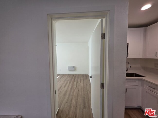 Building Photo - 2400 Vanderbilt Ln