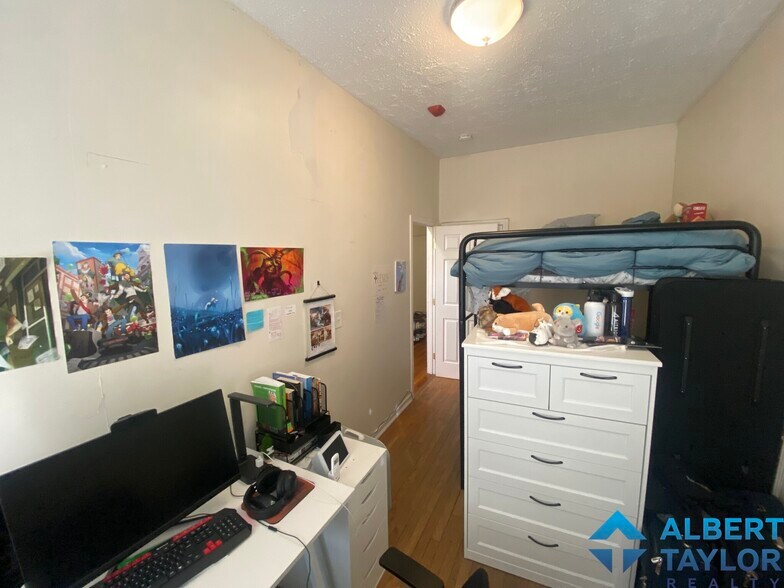 Building Photo - 466 Park Dr