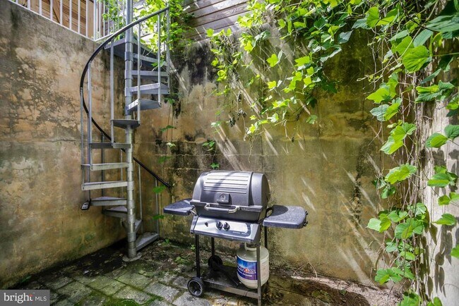 Building Photo - 430 Poplar St