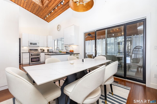 Building Photo - 9 Belshyre Ct