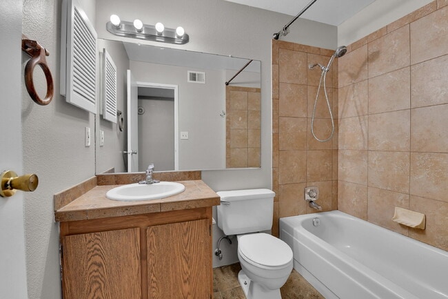 Building Photo - $1,445.95 - 2 Bed, 2 Bath Condo in Denver with In-Unit Laundry!